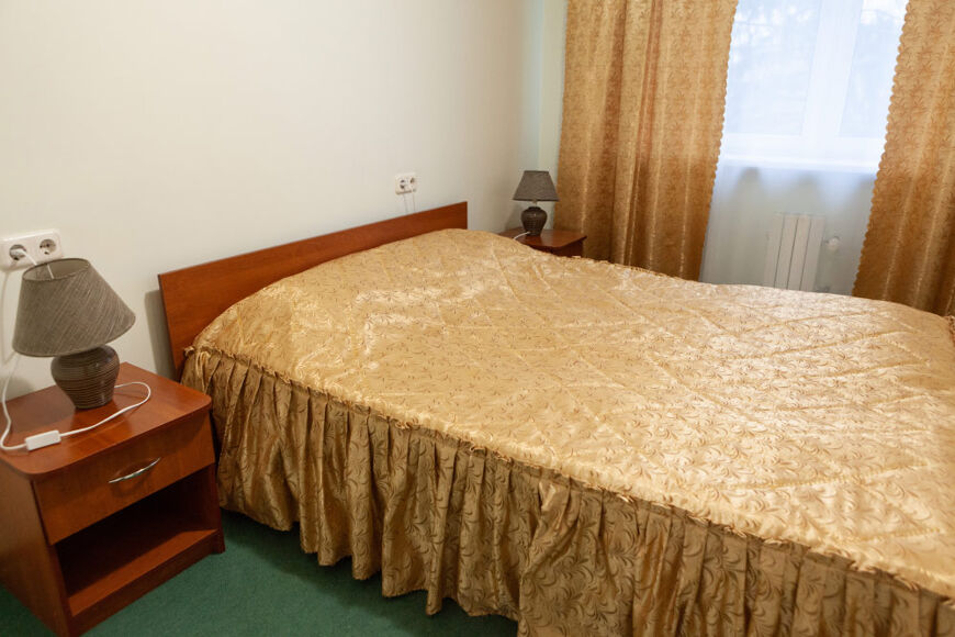 Семейный 2-комнатный номер с двуспальной кроватью