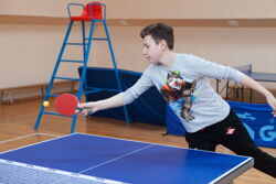 Территория Санатория Ружанский - игра в настольный теннис в спортивном зале