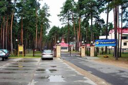 Территория Санатория Ружанский - гостевая парковка за территорией
