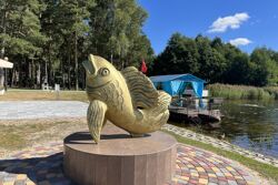 Территория Санатория Ружанский летом - инсталляция у воды