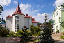 Территория Санатория Ружанский летом - по пути на процедуры
