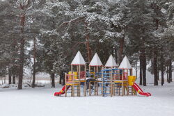 Территория Санатория Ружанский зимой - детский городок на пляже