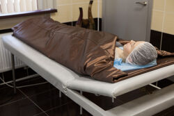 Лечение в Санатории Ружанский - грязевое укутывание с термотерапией