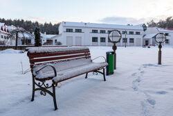 Территория Санатория Энергетик зимой - скамейка у лечебного корпуса