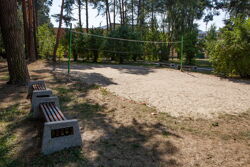 Территория Санатория Буг летом - волейбольная площадка